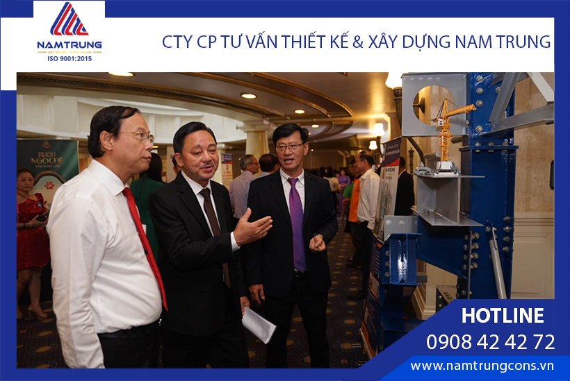 Chủ tịch UBND tỉnh Ông Nguyễn Văn Thọ (ngoài cùng bên trái) tham quan gian hàng & cây kết cấu
