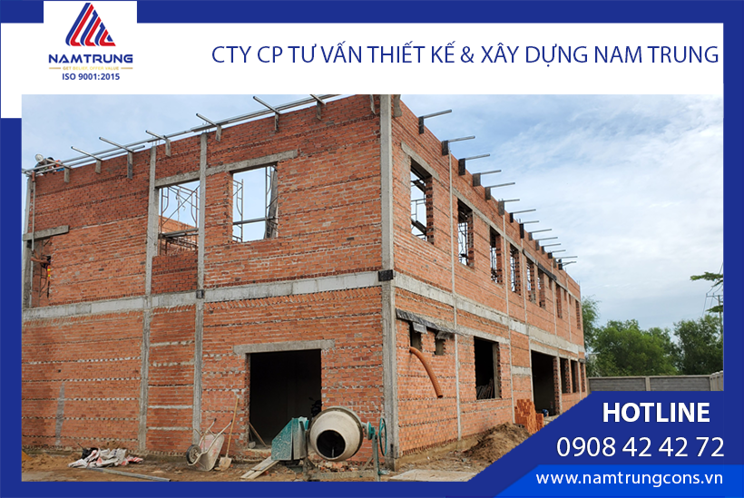 Nhà văn phòng đang được đội xây dựng tô trát tầng 1 & chuẩn bị lắp đặt mái tầng 2