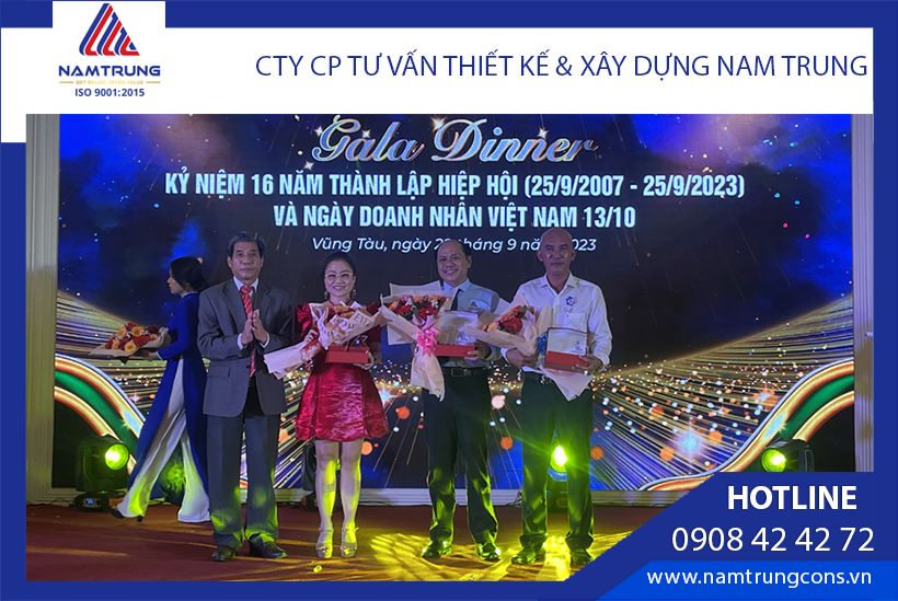 TGĐ Bùi Lâm (đứng giữa) - Nhận hoa & kỷ niệm chương cho nhà tài trợ vàng