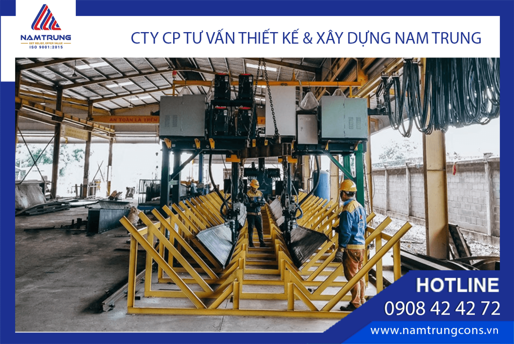 Công nhân vận hành máy hàn cổng Bruco tại xưởng sản xuất kết cấu Nam Trung