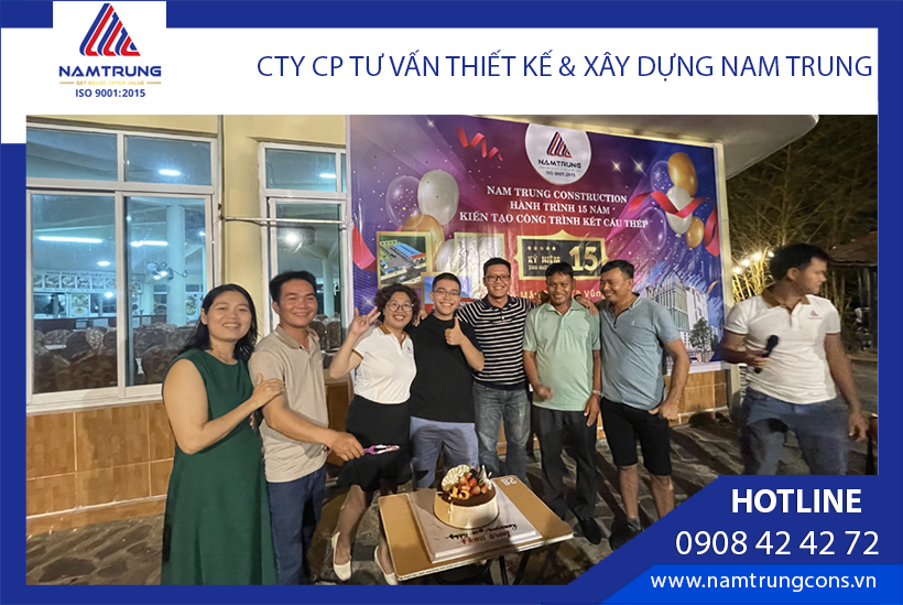 Đội ngũ Nam Trung cắt bánh kem mừng sinh nhật