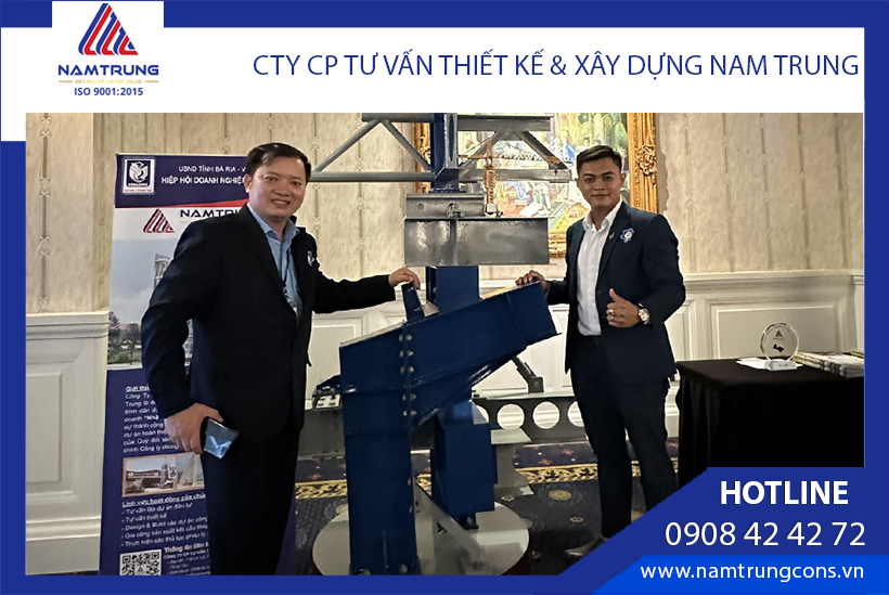 Đối tác doanh nghiệp chụp ảnh kỷ niệm với mô hình cây kết cấu