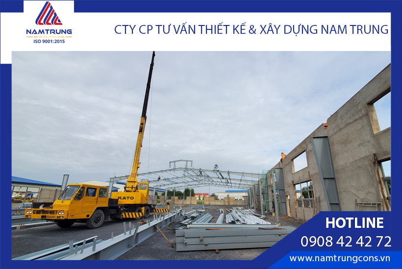 Khu vực nhà xưởng sản xuất đang được lắp đặt cột & kèo