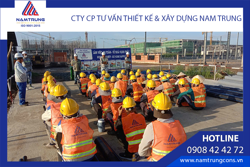 Công nhân học an toàn trước khi làm việc