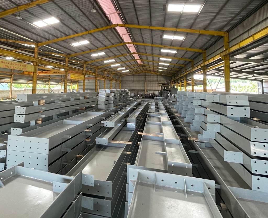 Thị trường thép Việt Nam nhiều biến động- nhập khẩu 1,52 triệu tấn thép trong tháng 11, giảm nhẹ 0,4% so với tháng 10 9 Vietnam's steel imports in November- Completed Structural Steel Components Awaiting Export