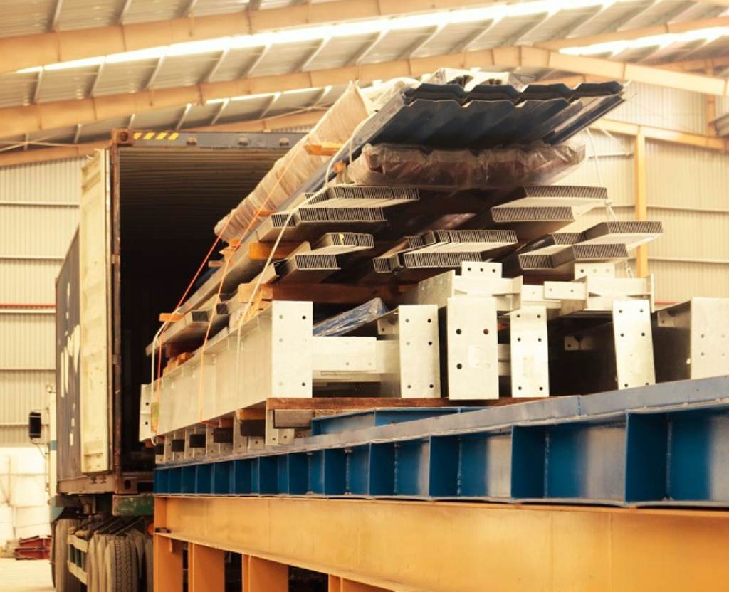 Thị trường thép Việt Nam nhiều biến động- nhập khẩu 1,52 triệu tấn thép trong tháng 11, giảm nhẹ 0,4% so với tháng 10 10 Vietnam's steel imports in November-Transportation of Steel Structures from the Factory