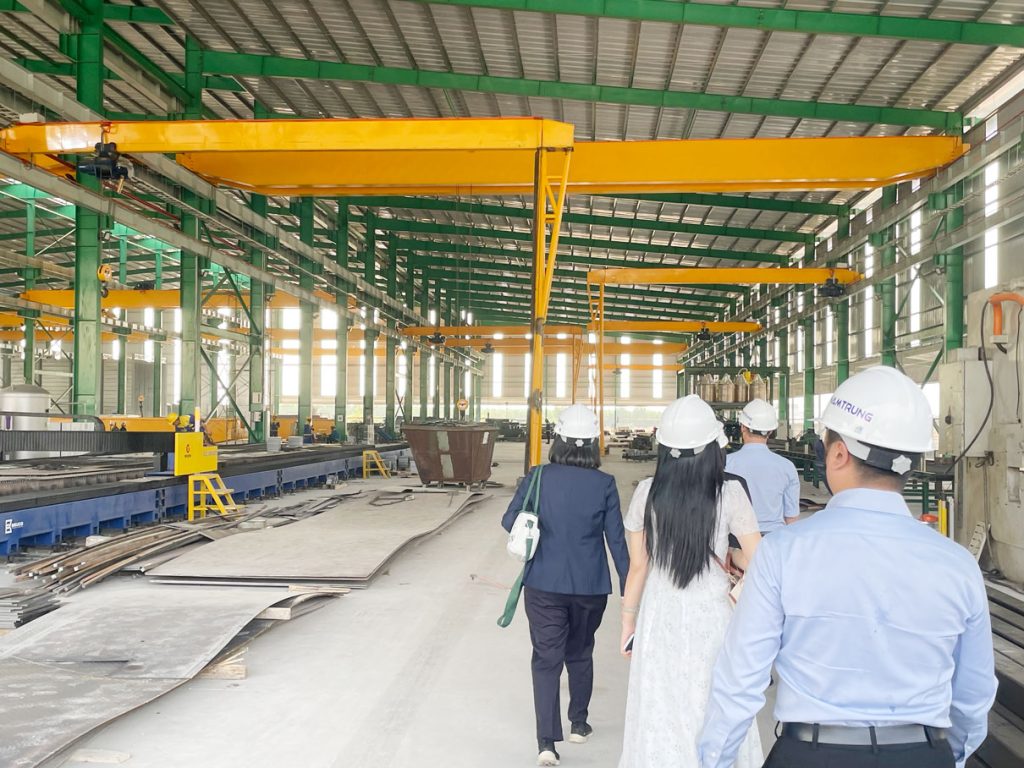 Đoàn thăm quan các công đoạn sản xuất tại nhà máy