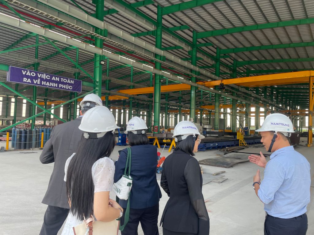 Đoàn công tác được thuyết minh về các công đoạn sản xuất tại nhà máy 