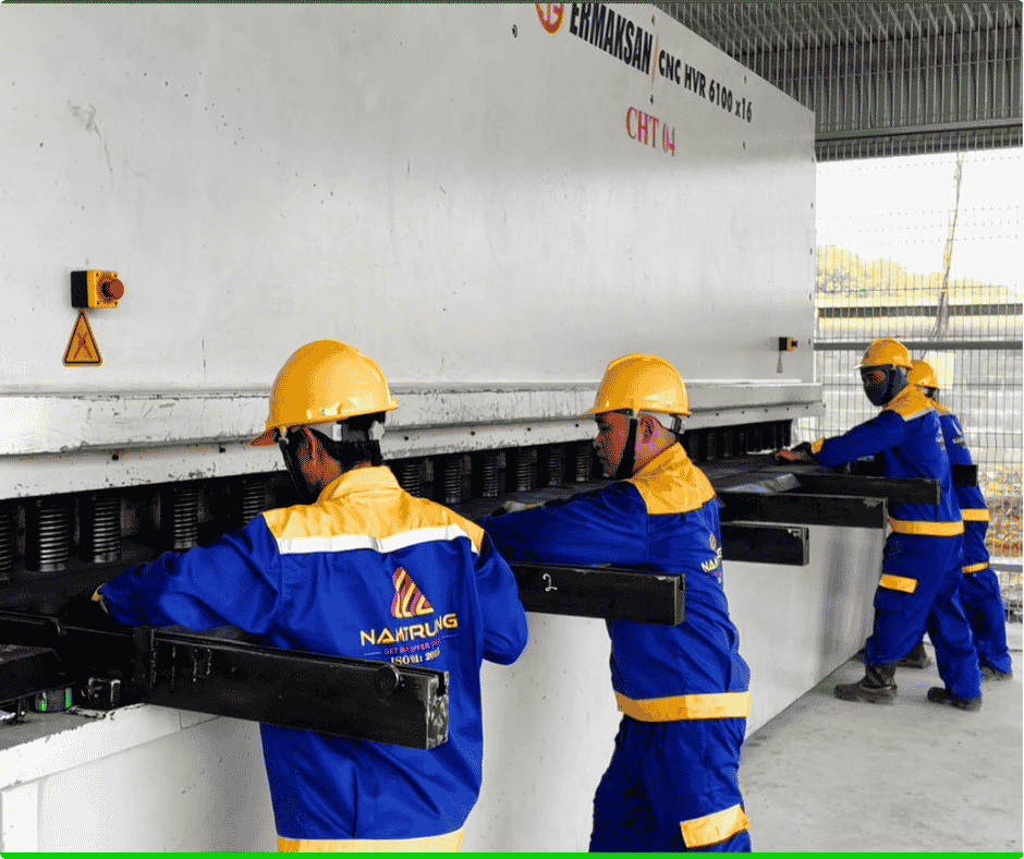 Công nhân xử lý thép tấm trước khi tiến hành các bước gia công tiếp theo
